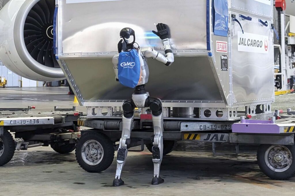 Japan Airlines Robots Now Handle Luggage at Haneda